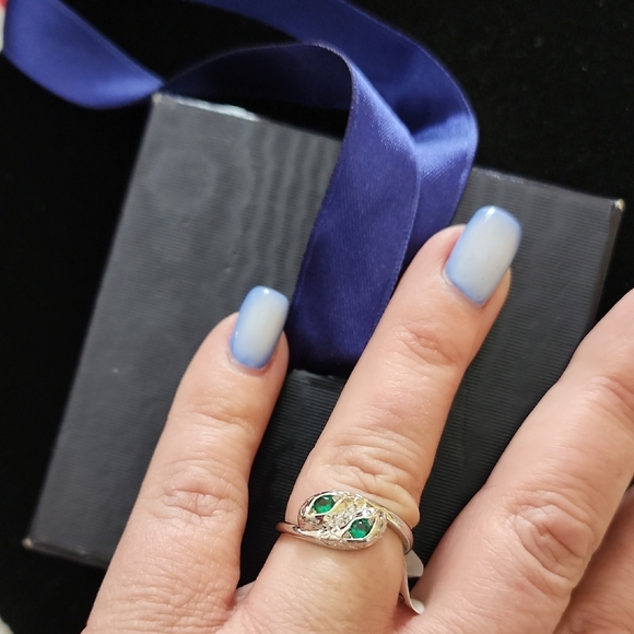 Elegant Silver and Green Women's Ring. Costume Jewelry - Picture 3 of 4